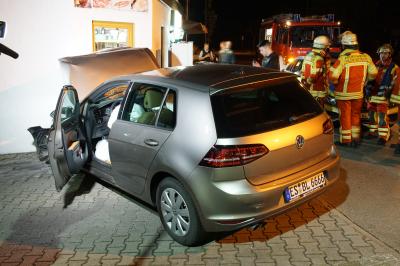 Filderstadt: Auto kracht gegen Hauswand eines Doenerladens- 1 Verletzte 