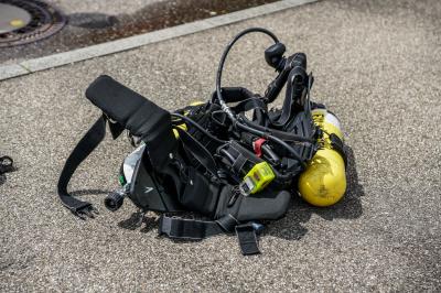 Koengen: Leiche und Verletzte Person in Wohnung gefunden - Feuerwehr mit Atemschutz in der Wohnung