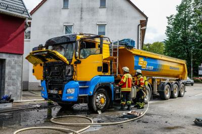 Owen: LKW Fahrerhaus brennt in voller Ausdehnung im Ort