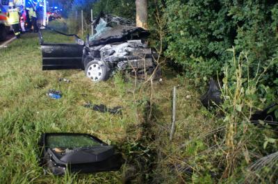 Kusterdingen/B28: Von der Fahrbahn abgekommen und gegen Baum geprallt
