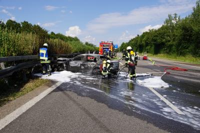 A81 Ilsfeld: schwerer Verkehrsunfall, Fahrer verbrennt im Fahrzeug