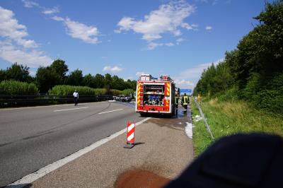 A81 Ilsfeld: schwerer Verkehrsunfall, Fahrer verbrennt im Fahrzeug