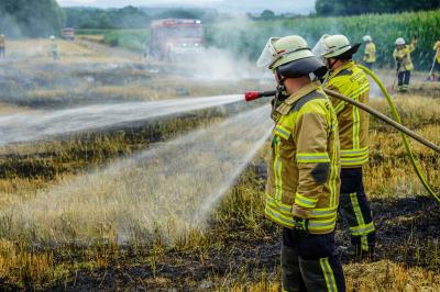 DROHNENAUFNAHMEN! Aichtal: Feuerwehren uebten Vegetationsbrandbekaempfung mit realem Feldbrand
