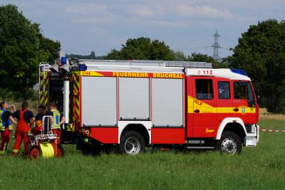 Bruchsal: Ultraleichtflugzeug stuerzt gegen Bauhaus Halle- 3 Tote 