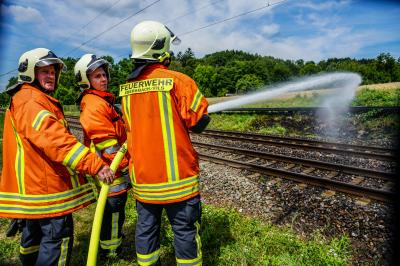 Ebersbach a. d. Fils: Bahndamm zwischen Reichenbach und Ebersbach brannte