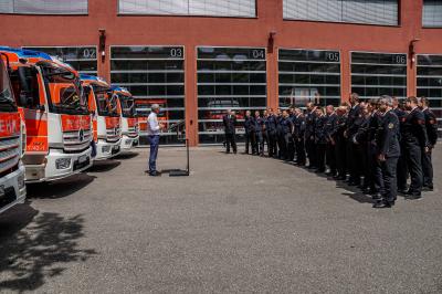 Esslingen: OB Zieger uebergab vier Loeschfahrzeuge an die Feuerwehr Esslingen