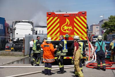 Obereisesheim: Brand einer Kfz- Firma, Rauchsaeule von weitem sichtbar