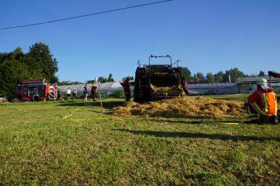 Backnang-Steinbach: Brand einer Ballenpresse 