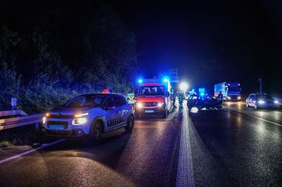 Stuttgart/A8: Betrunkener kommt mit Opel Corsa von Fahrbahn ab