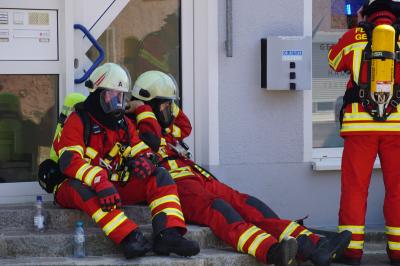 Deggingen: Hoher Schaden nach Dachstuhlbrand - Moeglicherweise entstand das Feuer im Zusammenhang mit der Bekaempfung eines Wespennestes.