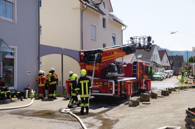 Deggingen: Hoher Schaden nach Dachstuhlbrand - Moeglicherweise entstand das Feuer im Zusammenhang mit der Bekaempfung eines Wespennestes.