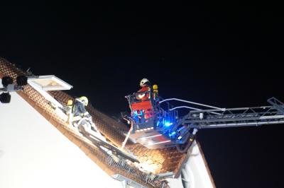 Deggingen: Hoher Schaden nach Dachstuhlbrand - Feuerwehr muss in der Nacht erneut ausruecken