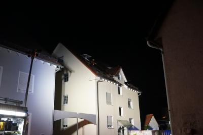 Deggingen: Hoher Schaden nach Dachstuhlbrand - Feuerwehr muss in der Nacht erneut ausruecken