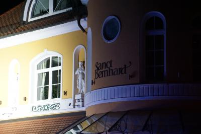 Bad Ditzenbach: Klimaanlage brennt auf Dach - Feuerwehr verhindert schlimmeres