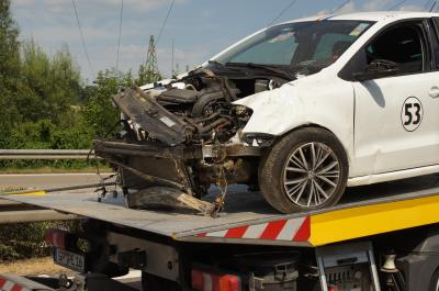 Uhingen/ B10: Pkw ueberschlaegt sich - Stauchaos