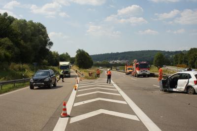 Uhingen/ B10: Pkw ueberschlaegt sich - Stauchaos