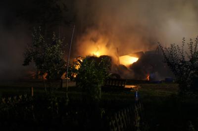 Frickenhausen - Linsenhofen Schuppen in Flammen