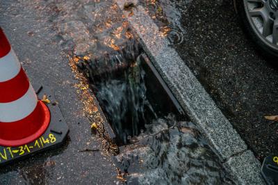 Nuertingen-Oberensingen: Gewitterzelle setzt Strassen unter Wasser