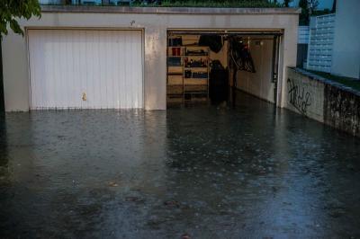 Kirchheim: Eine Gewitterzelle sorgt fuer vollgelaufene Keller, Garagen und ueberflutete Strassen