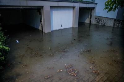 Kirchheim: Eine Gewitterzelle sorgt fuer vollgelaufene Keller, Garagen und ueberflutete Strassen