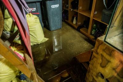 Ebersbach a. d. Fils: Gewitterzelle laesst Keller, Garagen und Strassen vol laufen - Pferdehof unter Wasser - Feuerwehr im Grosseinsatz