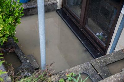 Dettingen an der Erms: Unwetter laesst Bundesstrasse, Schienenen, Keller und Strassen voll laufen - Feuerwehr im Grosseinsatz