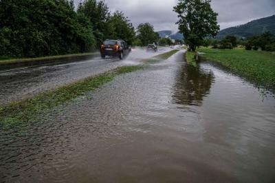 Dettingen an der Erms: Unwetter laesst Bundesstrasse, Schienenen, Keller und Strassen voll laufen - Feuerwehr im Grosseinsatz