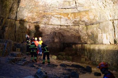 EXKLUSIV VOR DER HOeHLE! Grabenstetten: Zwei vermisste Personen in den Falkensteiner Hoehle loesen Grosseinsatz aus