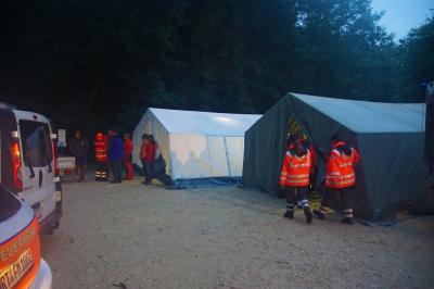 EXKLUSIV VOR DER HOeHLE! Grabenstetten: Zwei vermisste Personen in den Falkensteiner Hoehle loesen Grosseinsatz aus