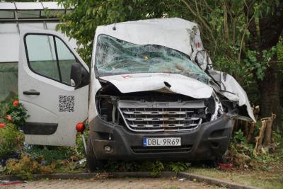 Breitenfuerst: Auto kommt von Fahrbahn ab und schleudert in Gaertnerei- zwei Schwer Verletzte 