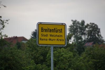 Breitenfuerst: Auto kommt von Fahrbahn ab und schleudert in Gaertnerei- zwei Schwer Verletzte 