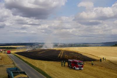Kastellaun: Feld brennt nach Ernte nieder - Feuerwehr verhindert eine Ausbreitung 