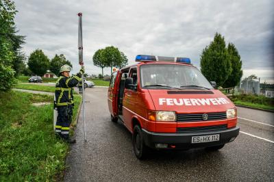 Baltmannsweiler-Hohengehren: Motorradfahrer stuerzt bei nasser Fahrbahn