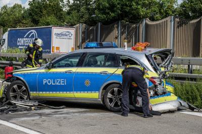 Kirchheim/ A8: Polizei sichert Pannenfahrzeug - Transporter rauscht in den Streifenwagen - 4 zum Teil lebensgefaehrlich verletzte 