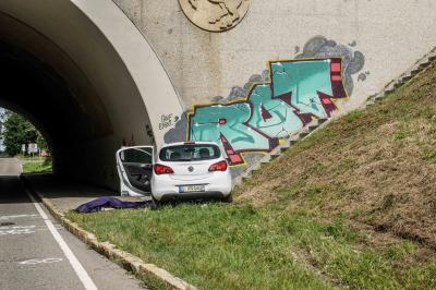 Sindelfingen: PKW kracht gegen Brueckenpfeiler - Fahrer verstirbt an der Unfallstelle