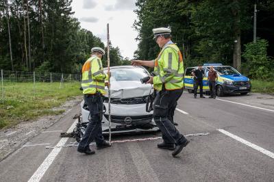 Sindelfingen: PKW kracht gegen Brueckenpfeiler - Fahrer verstirbt an der Unfallstelle