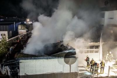 FLAMMENBILDER! Sindelfingen-Darmsheim: Meterhohe Flammen zerstoeren Werkstatt und Wohnung - Ueber 200 Einsatzkraefte im Einsatz