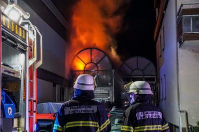 FLAMMENBILDER! Sindelfingen-Darmsheim: Meterhohe Flammen zerstoeren Werkstatt und Wohnung - Ueber 200 Einsatzkraefte im Einsatz