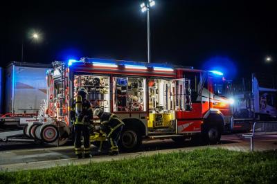 Sindelfingen: TV-Soap-Darsteller Ingo Kantorek stirbt bei Unfall - Mercedes SUV kracht auf Autobahnparkplatz unter Lkw - Beifahrer stirbt im Wrack