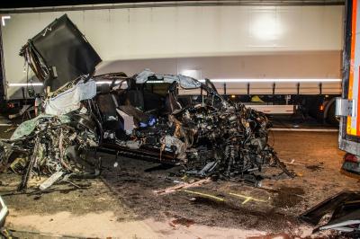 Sindelfingen: TV-Soap-Darsteller Ingo Kantorek stirbt bei Unfall - Mercedes SUV kracht auf Autobahnparkplatz unter Lkw - Beifahrer stirbt im Wrack