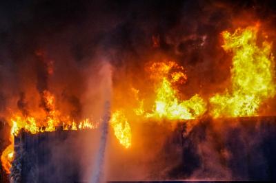 Remshalden: Gebaeudeinstandsetzungsunternehmen in Vollbrand â€“ Meterhohe Flammen und riesige Rauchsaeule
