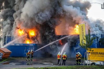 Remshalden: Gebaeudeinstandsetzungsunternehmen in Vollbrand â€“ Meterhohe Flammen und riesige Rauchsaeule