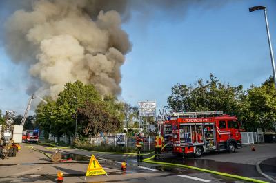 Remshalden: Gebaeudeinstandsetzungsunternehmen in Vollbrand â€“ Meterhohe Flammen und riesige Rauchsaeule