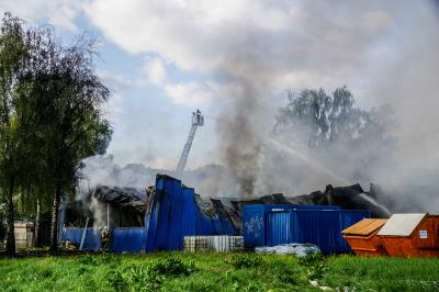 Remshalden: Bagger reisst Halle ein - Gebaeudeinstandsetzungsunternehmen in Vollbrand â€“ Meterhohe Flammen und riesige Rauchsaeule