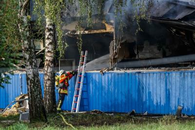Remshalden: Bagger reisst Halle ein - Gebaeudeinstandsetzungsunternehmen in Vollbrand â€“ Meterhohe Flammen und riesige Rauchsaeule