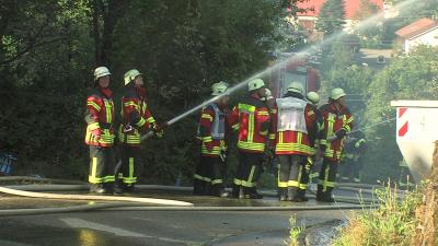 Donzdorf-Reichenbach: Nach Reparaturarbeiten auf einem Flachdach brennt ein Wohnhaus ab