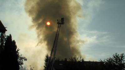 Donzdorf-Reichenbach: Nach Reparaturarbeiten auf einem Flachdach brennt ein Wohnhaus ab