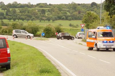 Muehlacker-Lomersheim: Verkehrsunfall zweier Pkw im Kreuzungsbereich mit Pkw auf Seite - mehrere Verletzte Personen
