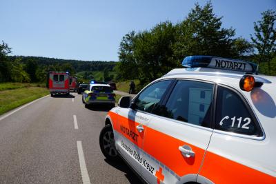 Kernen-Stetten: Motorradfahrer stossen zusammen - 2 lebensgefaehrlich verletze - 2 Rettungshubschrauber im Einsatz 