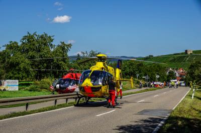 Kernen-Stetten: Motorradfahrer stossen zusammen - 2 lebensgefaehrlich verletze - 2 Rettungshubschrauber im Einsatz 
